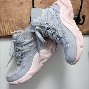 Sorel kinetic RNEGD waterproof athletic boot. “Dove” used